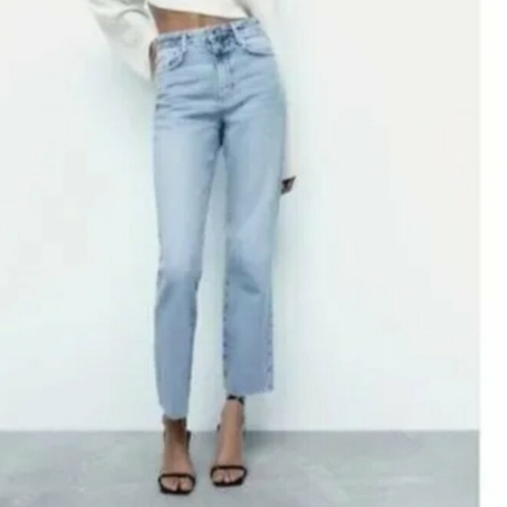 ZARA Straight Leg Natural Fade Blue Wash Jeans w/Raw Hem. High Waist. Size 2 EUC